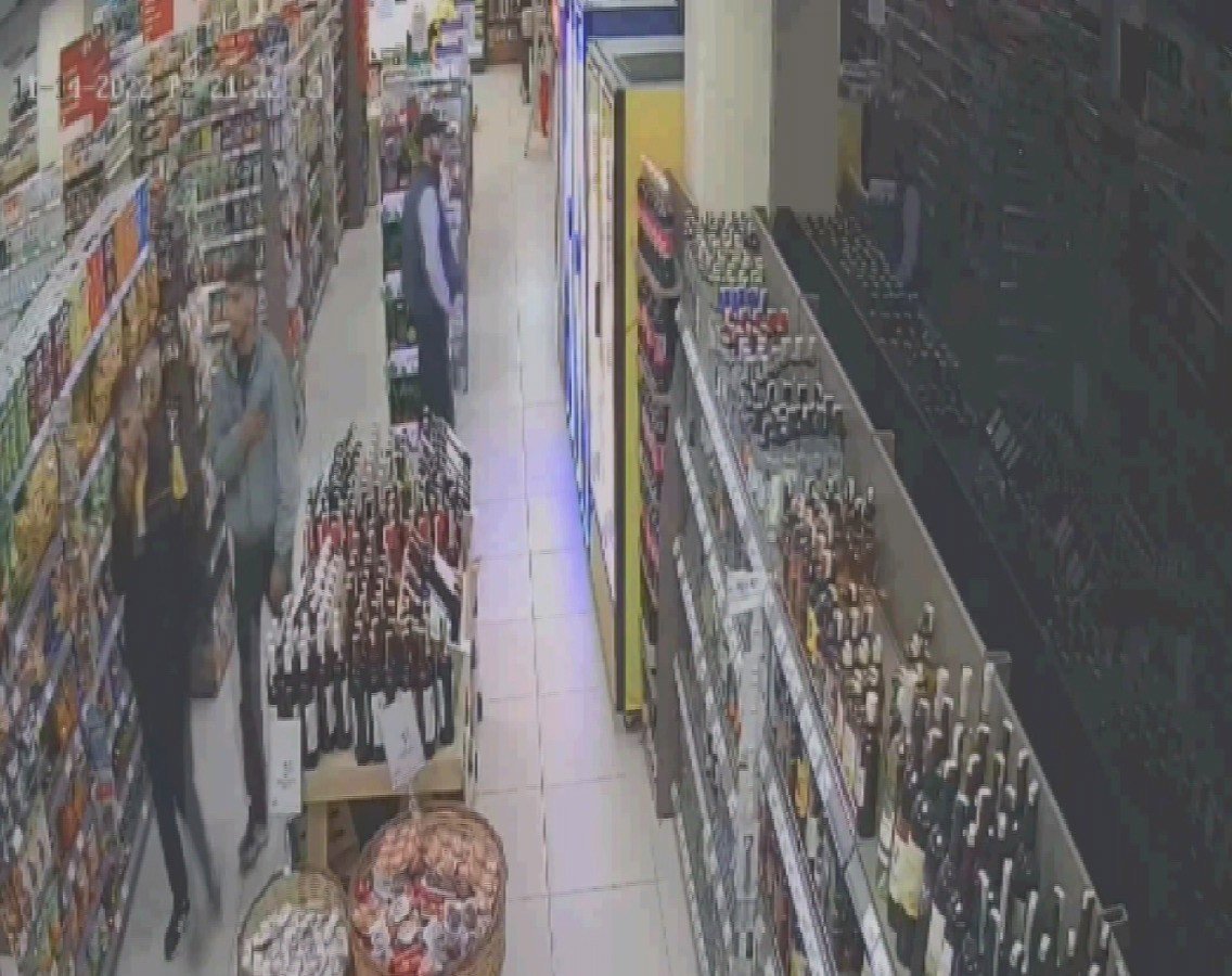 Bıçak çekip telefonunu gasp ettiler, marketten zorla alışveriş yaptırdılar