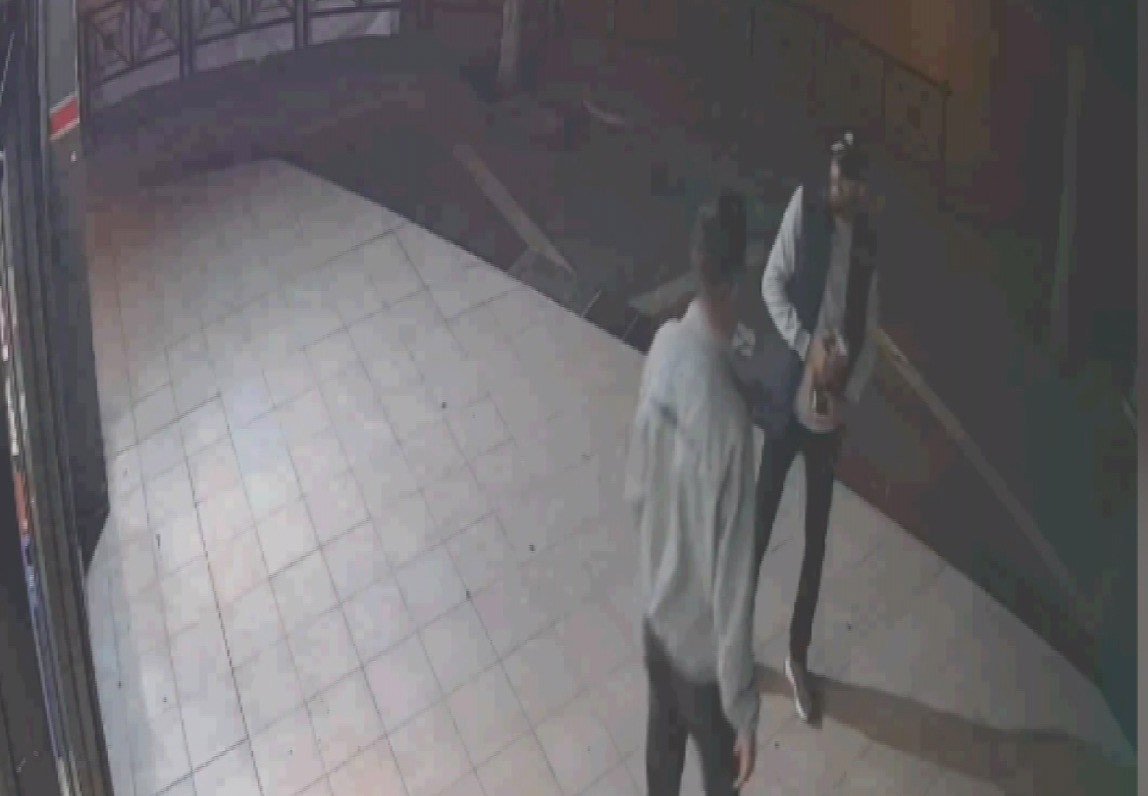 Bıçak çekip telefonunu gasp ettiler, marketten zorla alışveriş yaptırdılar