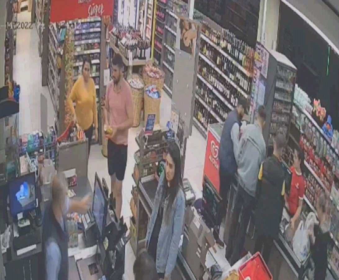 Bıçak çekip telefonunu gasp ettiler, marketten zorla alışveriş yaptırdılar