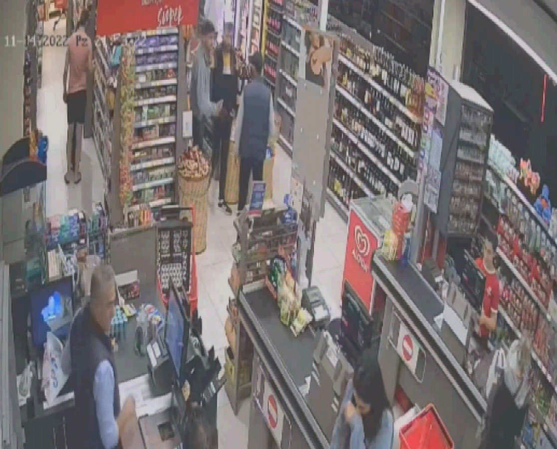 Bıçak çekip telefonunu gasp ettiler, marketten zorla alışveriş yaptırdılar