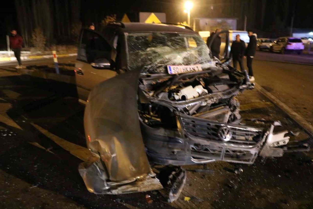 Canlı hayvan yüklü kamyonetle çarpışan otomobilde 2 kişi yaralandı