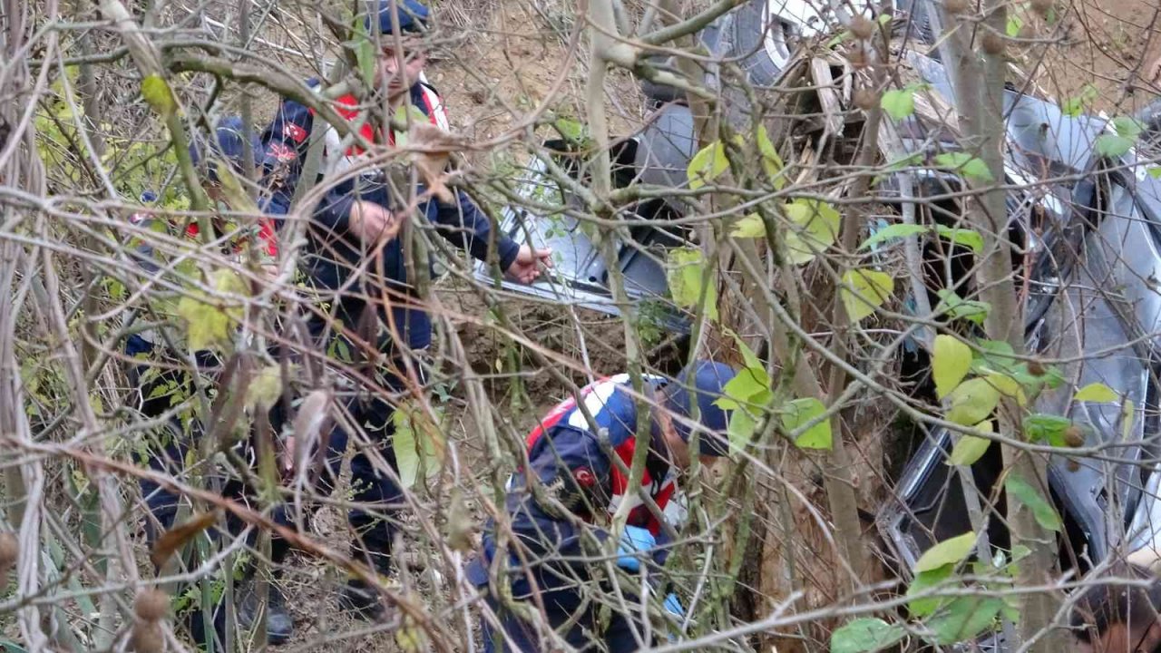 Bursa’da kontrolden çıkan otomobil 15 metre yükseklikten dereye uçtu : 1 ölü 1 yaralı