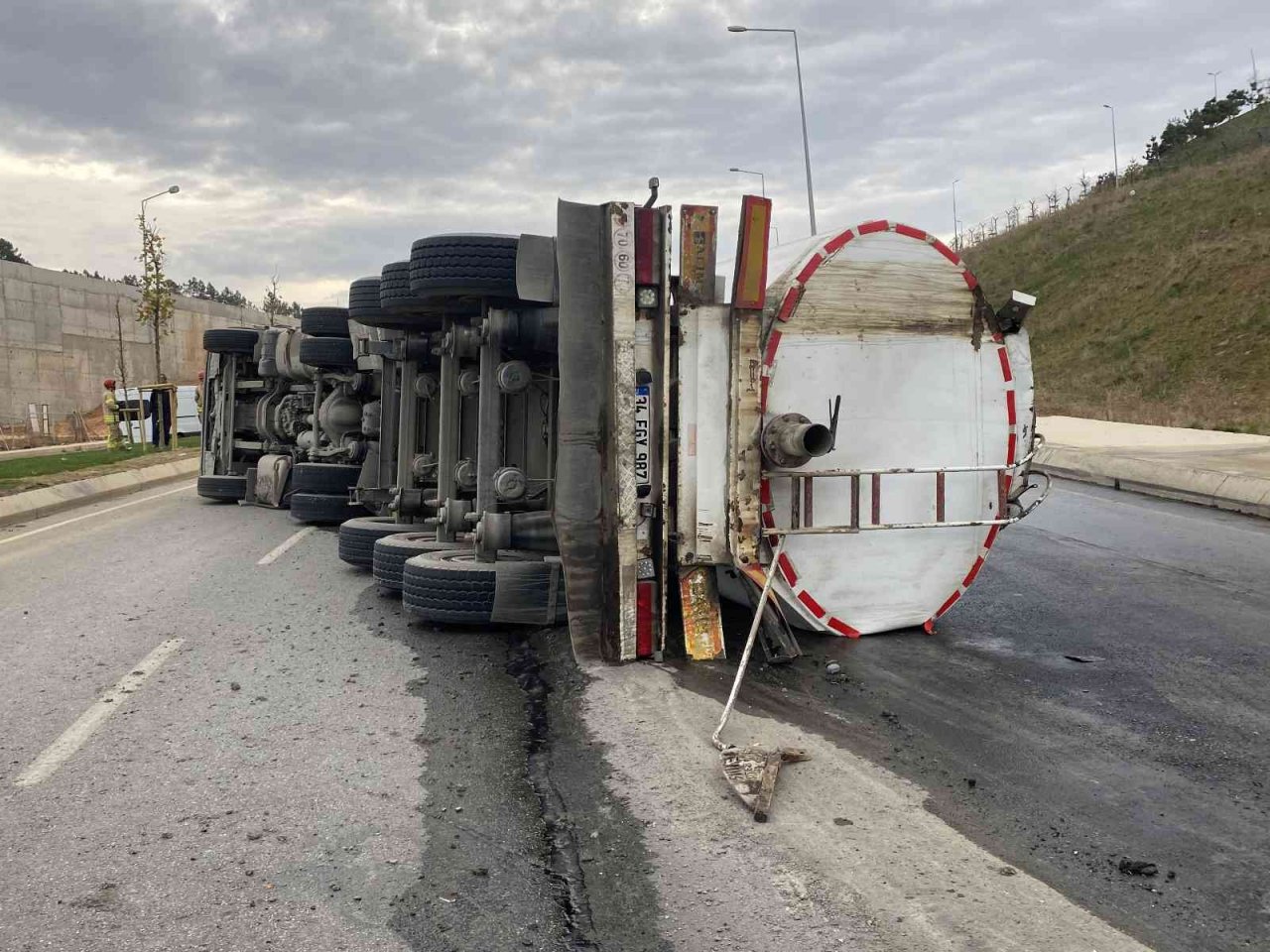 Tuzla’da atık su tankeri devrildi, yol trafiğe kapandı