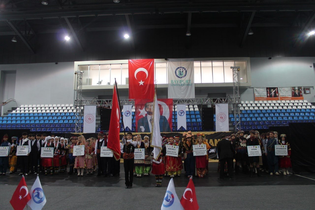 Nefesten Bar’a Binali Selman Türkiye Halk Oyunlarında düzenlemesiz kategoride Erzurum birinci oldu