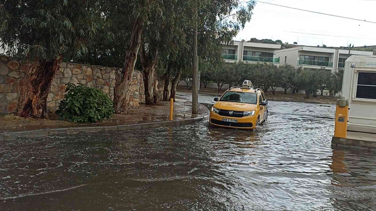 Bodrum’da güneşli ve sıcak hava, yerini yağmura bıraktı