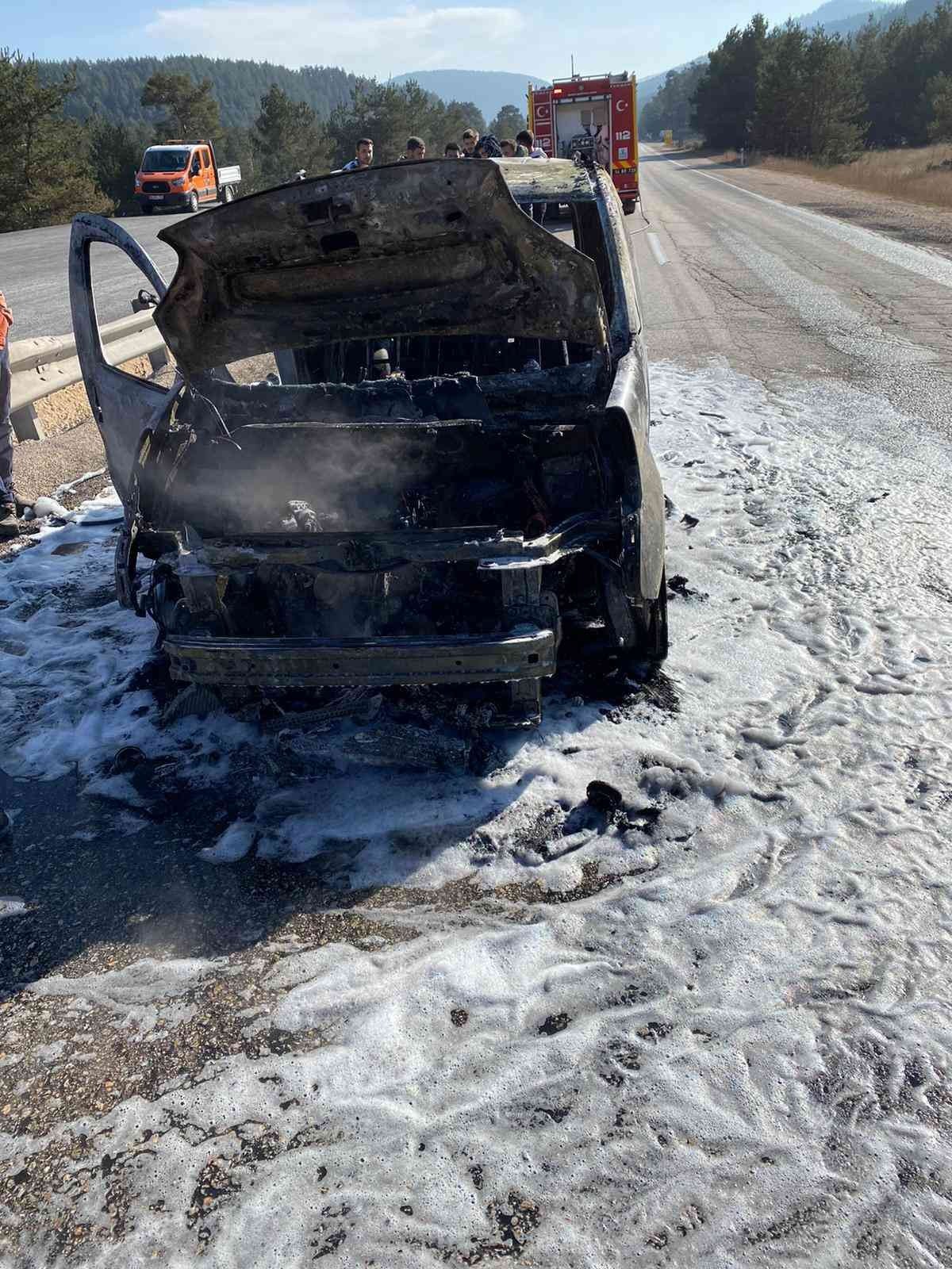 Hafif ticari araç yangında küle döndü