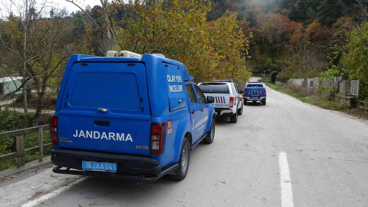 Bursa’da kontrolden çıkan otomobil 15 metre yükseklikten dereye uçtu : 1 ölü 1 yaralı