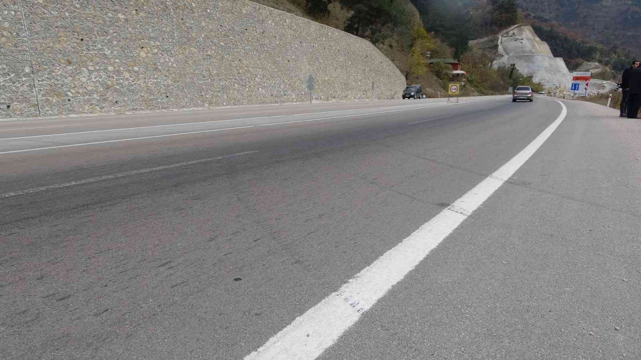 Bursa’da kontrolden çıkan otomobil 15 metre yükseklikten dereye uçtu : 1 ölü 1 yaralı