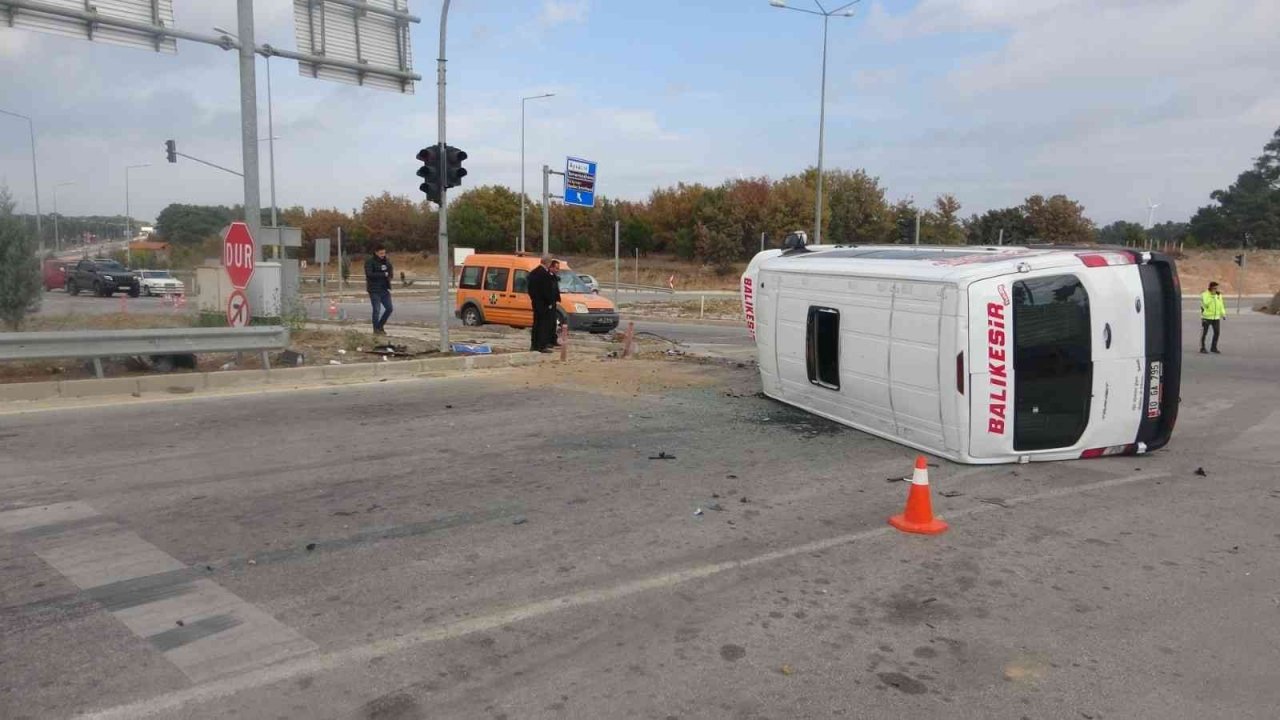 Minibüs ile otomobil çarpıştı:6 yaralı