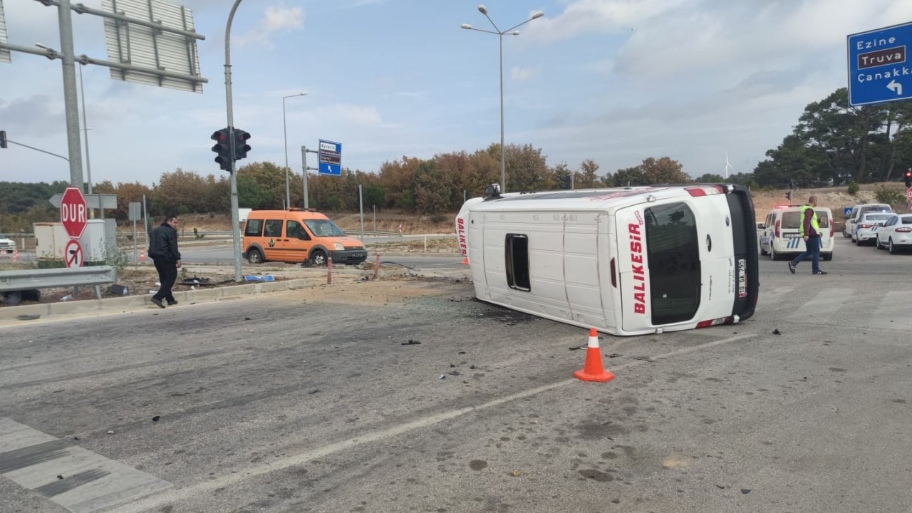 Minibüs ile otomobil çarpıştı:6 yaralı