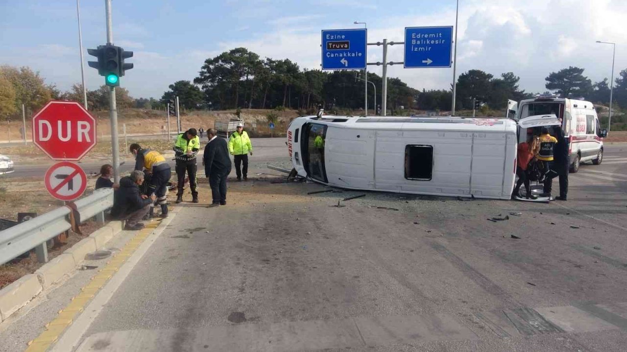 Minibüs ile otomobil çarpıştı:6 yaralı