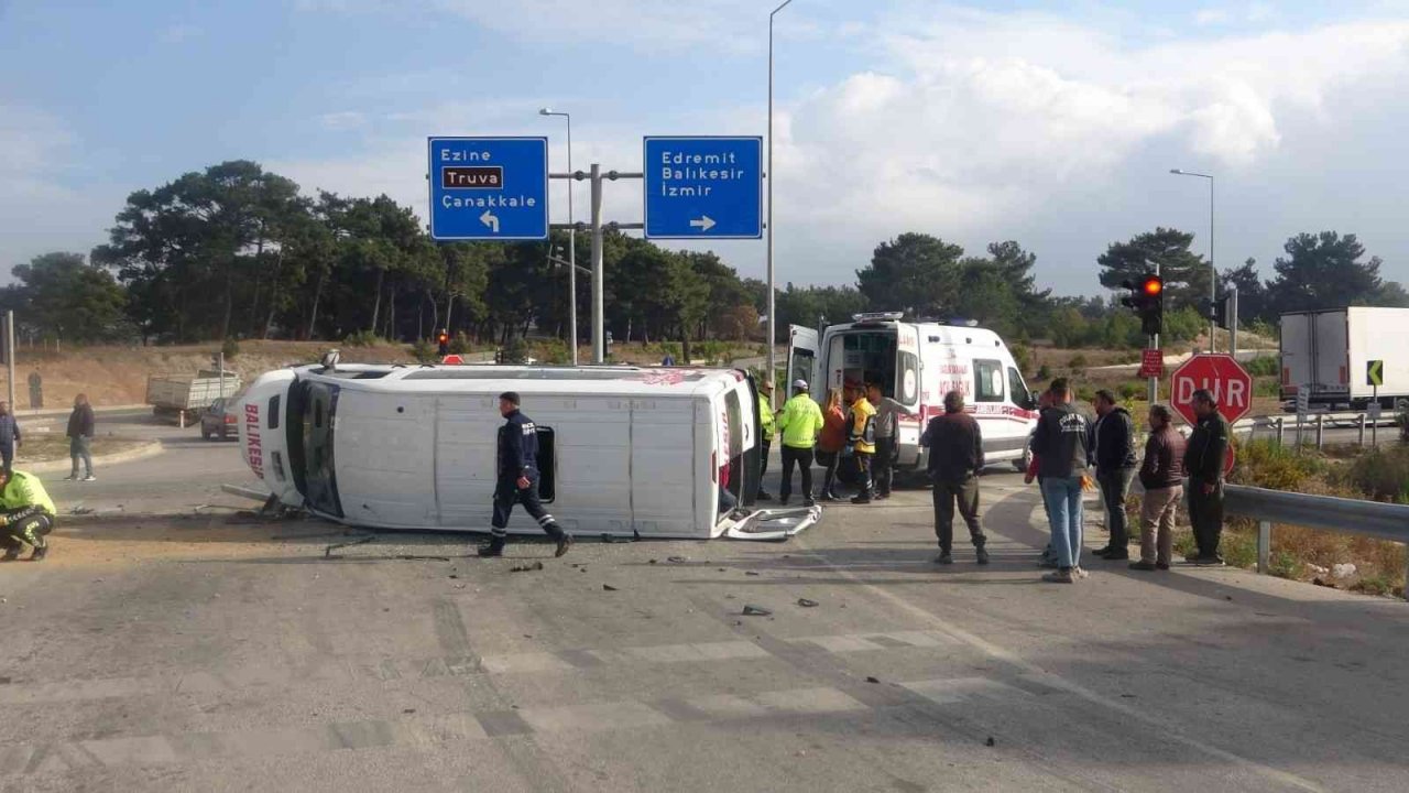 Minibüs ile otomobil çarpıştı:6 yaralı