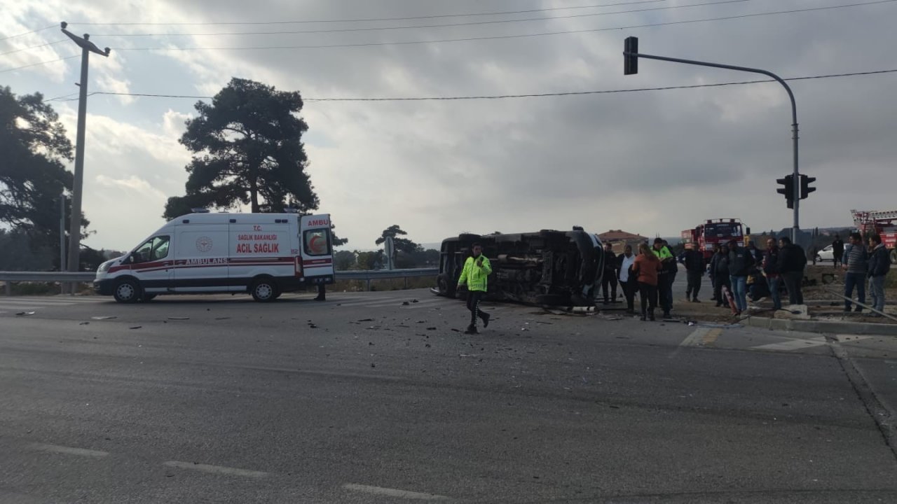 Minibüs ile otomobil çarpıştı:6 yaralı