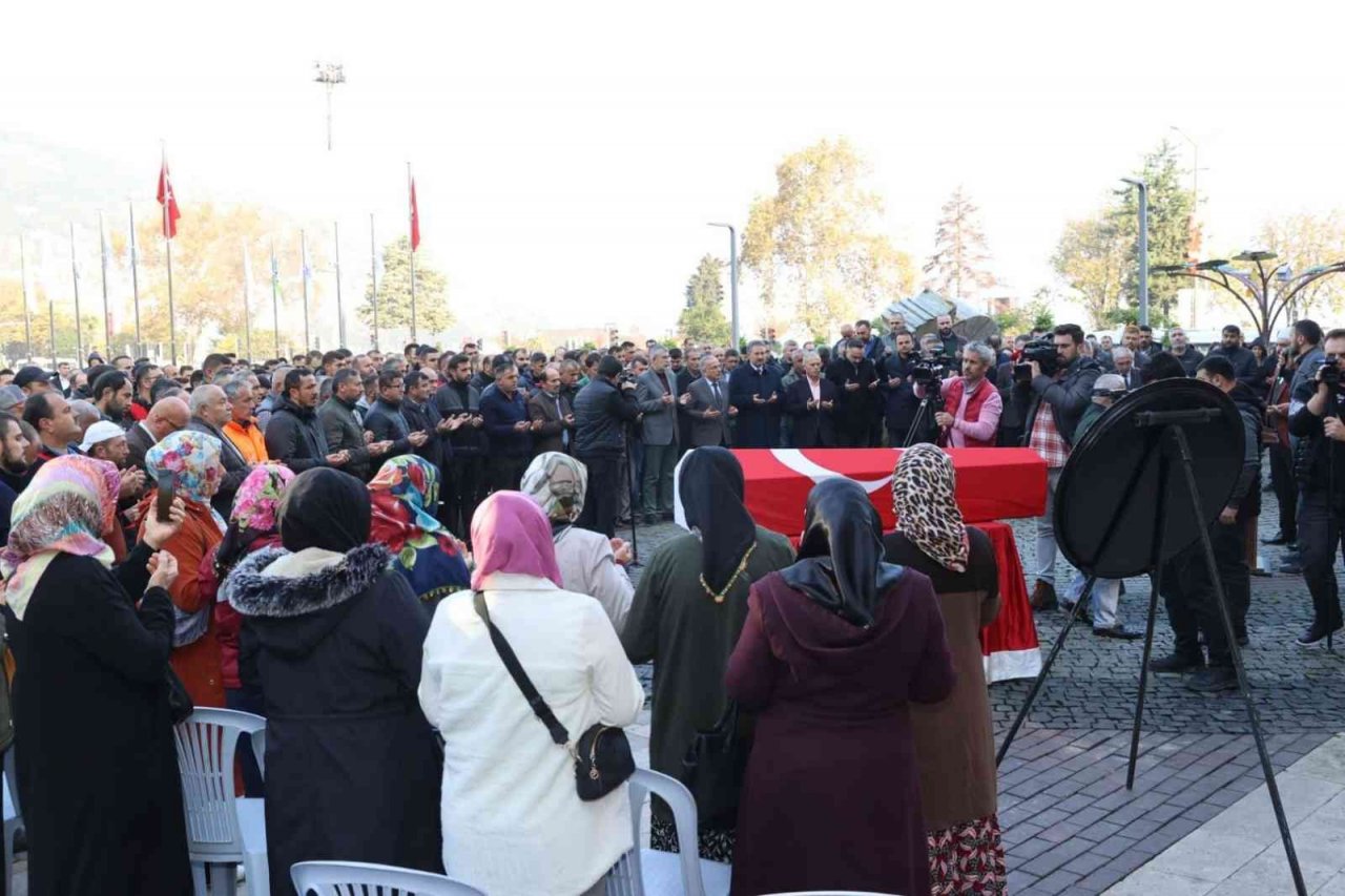 Köpek saldırısı sonucu hayatını kaybeden temizlik işçisi toprağa verildi