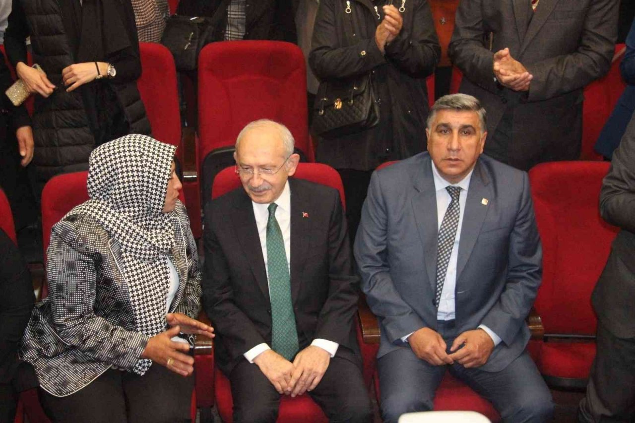 Kılıçdaroğlu: “5’li çete benimle görüşmek için aracı yolluyor”