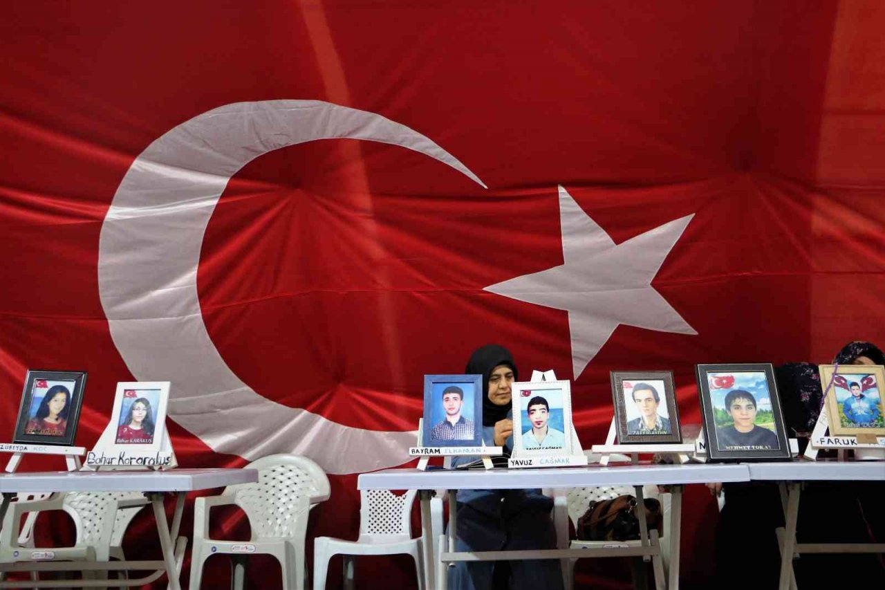 Evladının hasretiyle her sabah çocuğunun yolunu gözlüyor