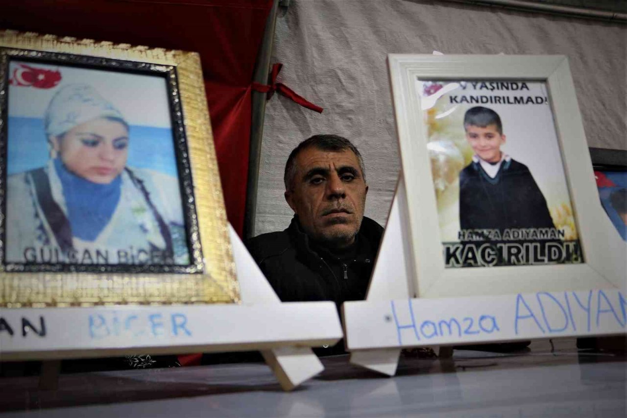 Evladının hasretiyle her sabah çocuğunun yolunu gözlüyor