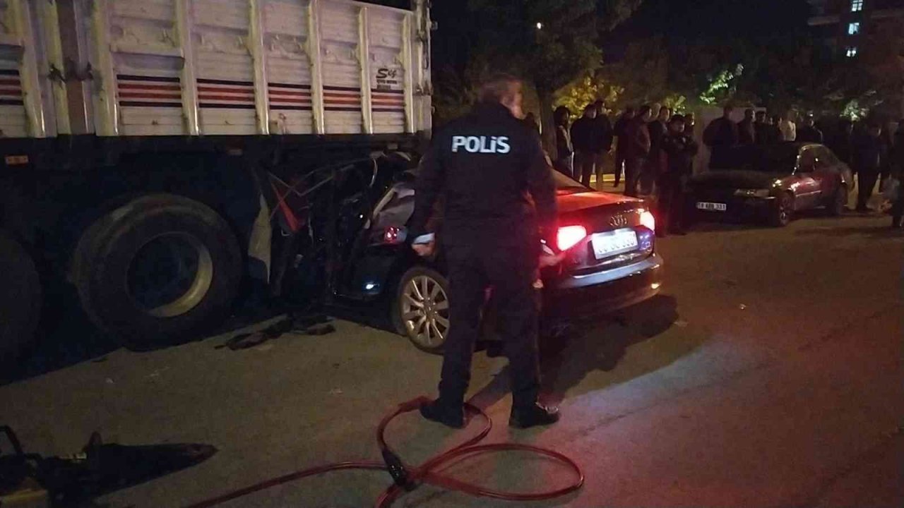 Kontrolden çıkan otomobil park halindeki tırın altına girdi: 1’i ağır 2 yaralı