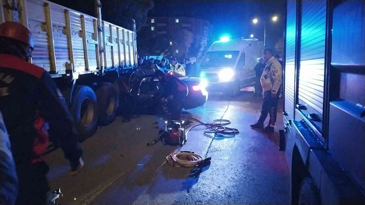 Kontrolden çıkan otomobil park halindeki tırın altına girdi: 1’i ağır 2 yaralı