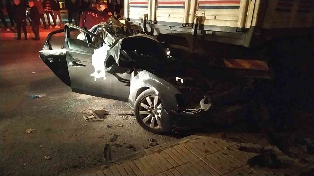 Kontrolden çıkan otomobil park halindeki tırın altına girdi: 1’i ağır 2 yaralı