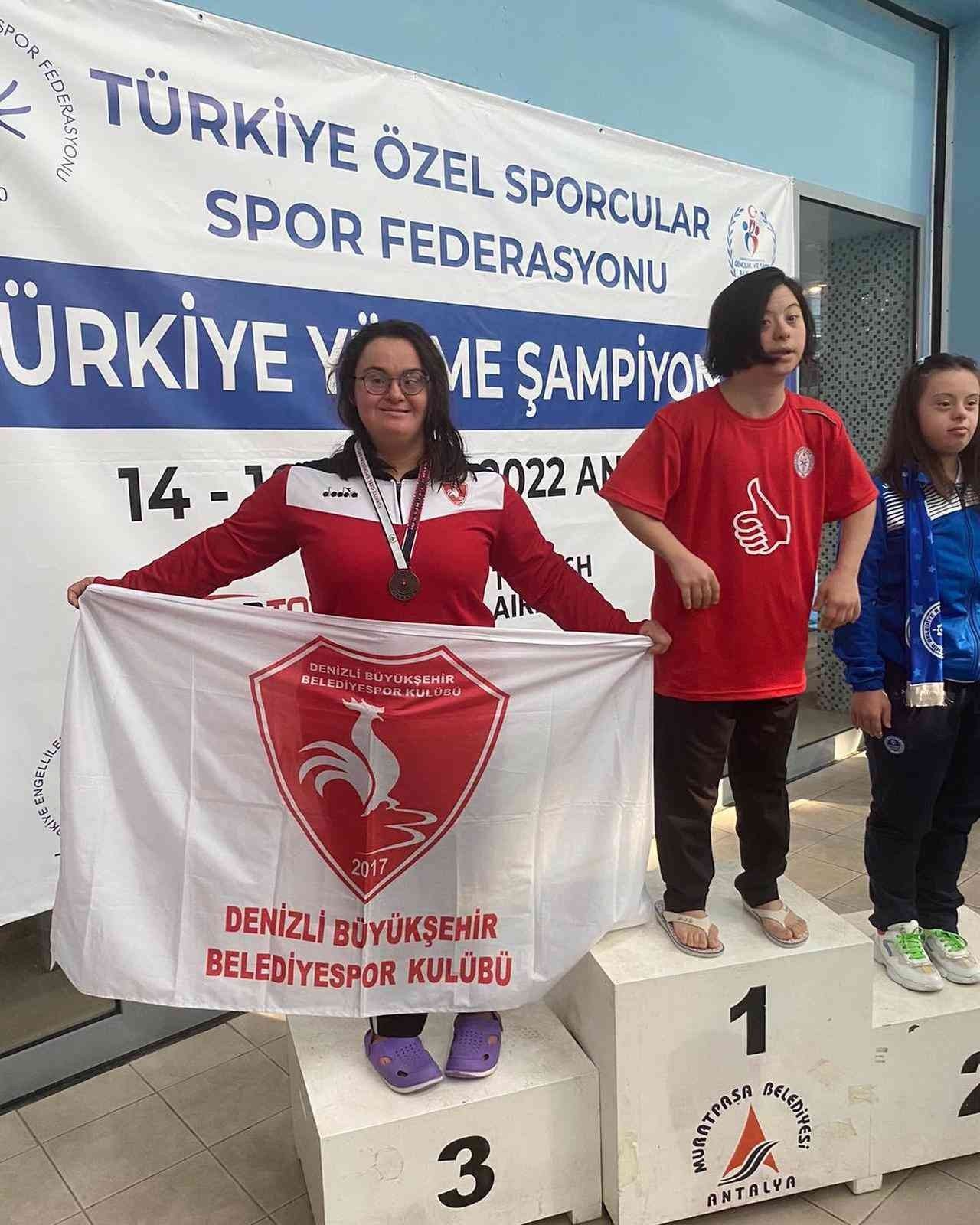 Denizlili sporcu attığı kulaçlarla 2 ödül kazandı