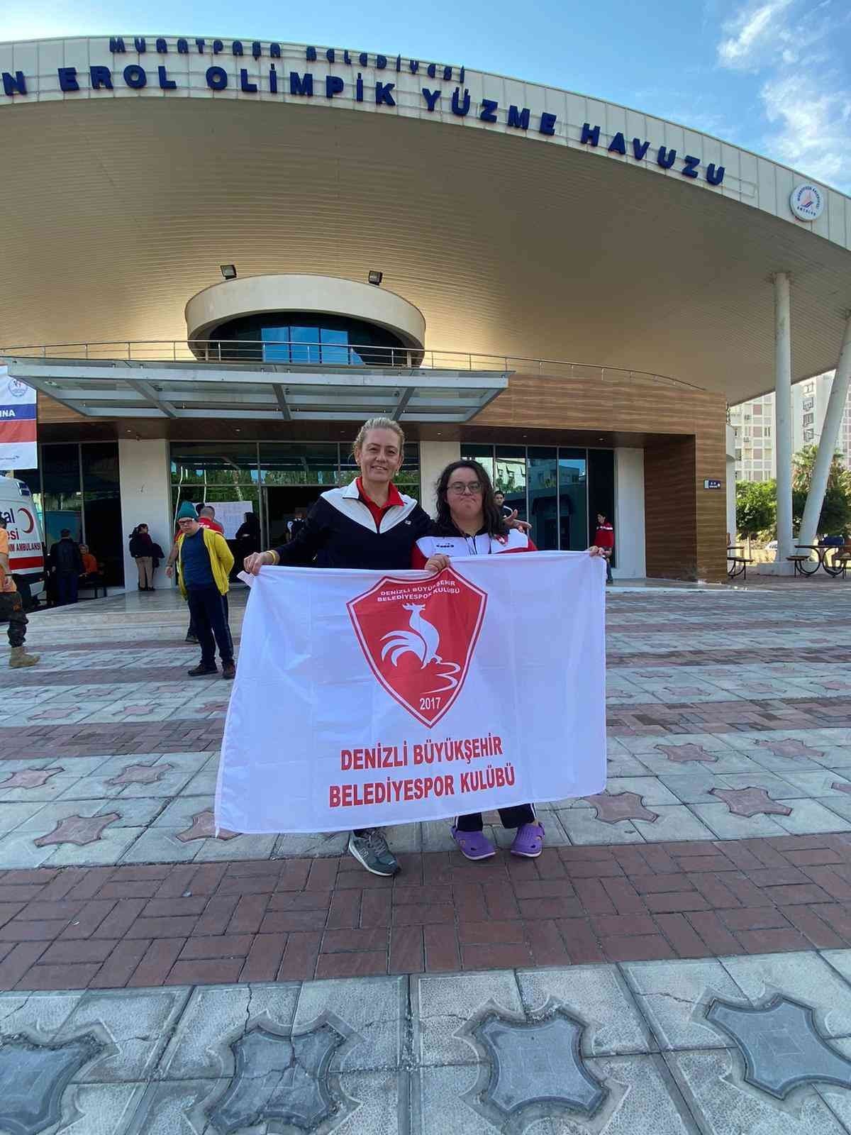 Denizlili sporcu attığı kulaçlarla 2 ödül kazandı