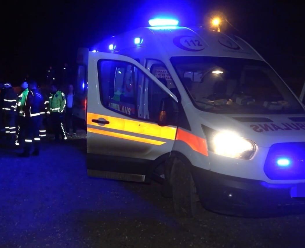 Karşıdan karşıya geçmeye çalışan 2 genç kıza otomobil çarptı