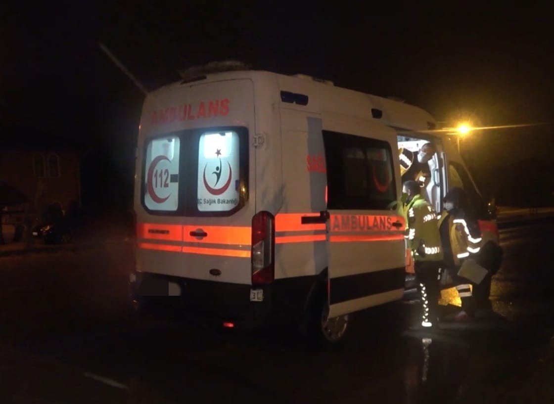 Karşıdan karşıya geçmeye çalışan 2 genç kıza otomobil çarptı