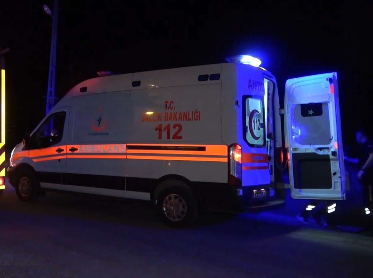 Takla atan minibüsteki 2 kişi yaralandı