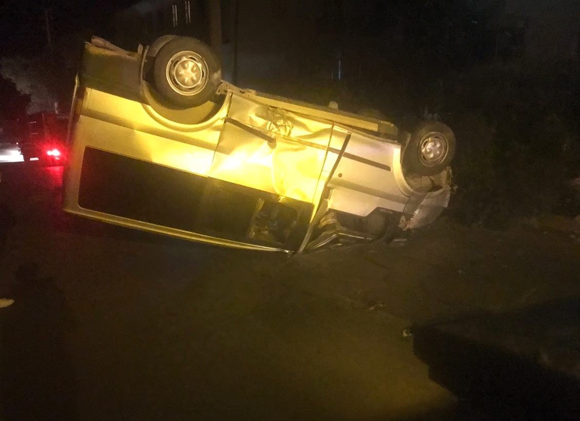 Takla atan minibüsteki 2 kişi yaralandı