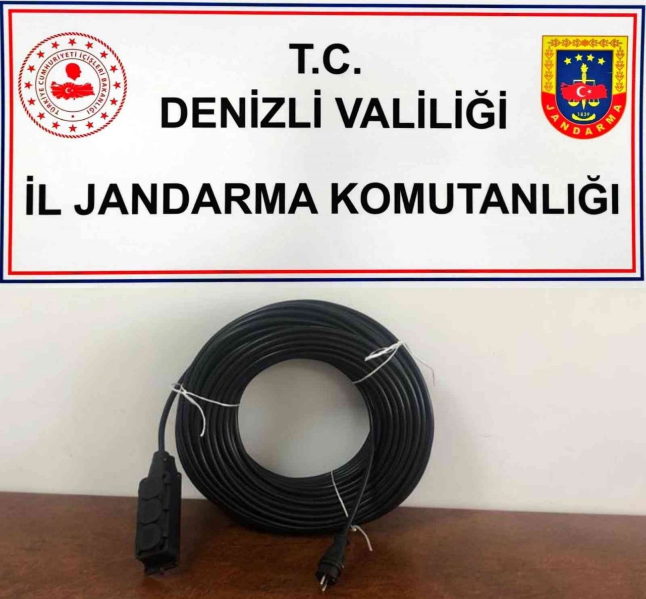 Çalıştıkları yerlerden hırsızlık yaptılar