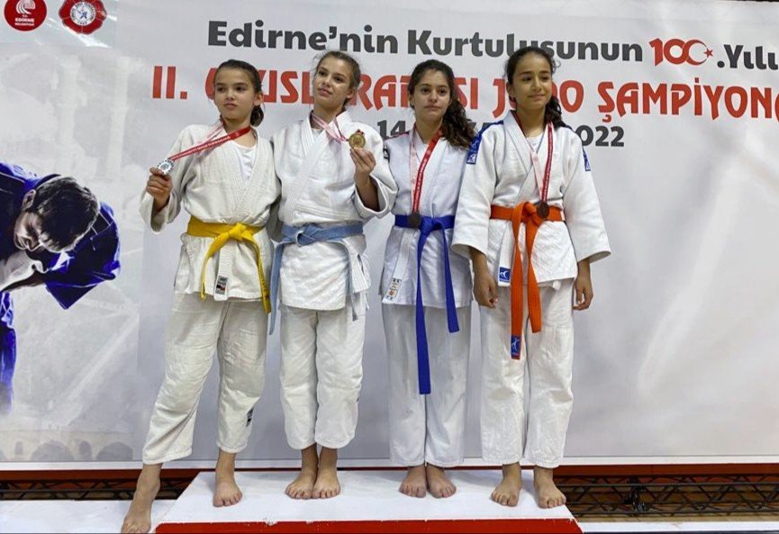 Yunusemreli judocular uluslararası turnuvada kürsüde