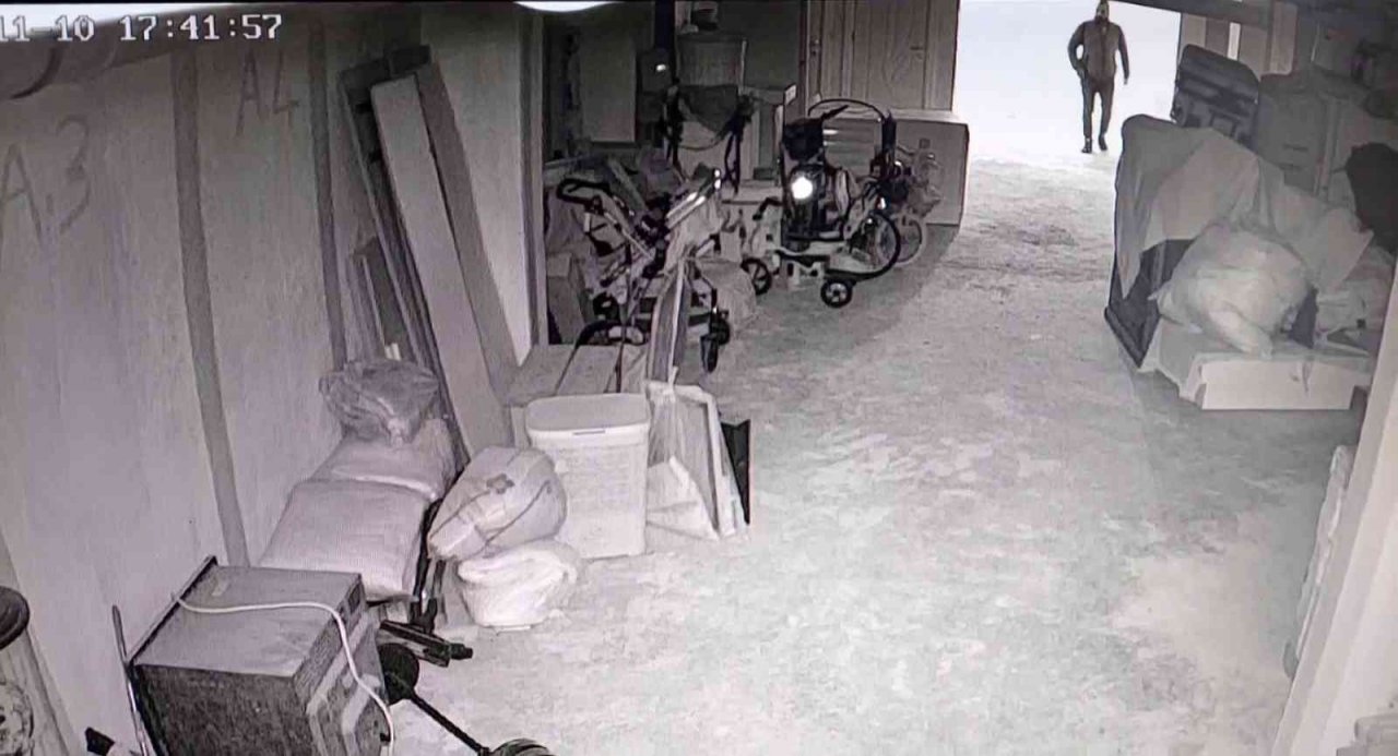 Eyüpsultan’da pişkin hırsız elleri boş girdiği binadan valizle çıktı