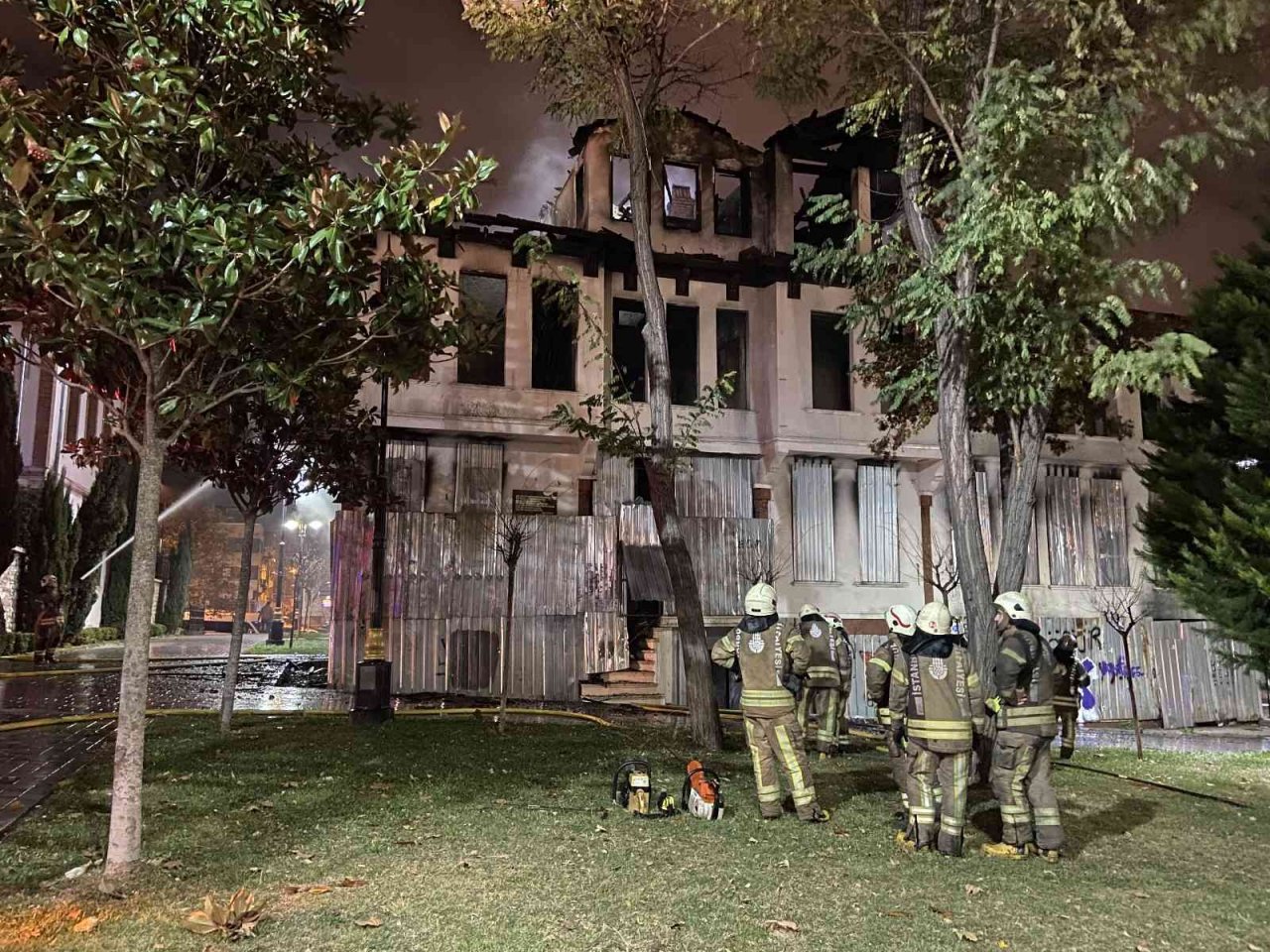 Fatih’te 3 katlı tarihi ahşap bina alev alev yandı