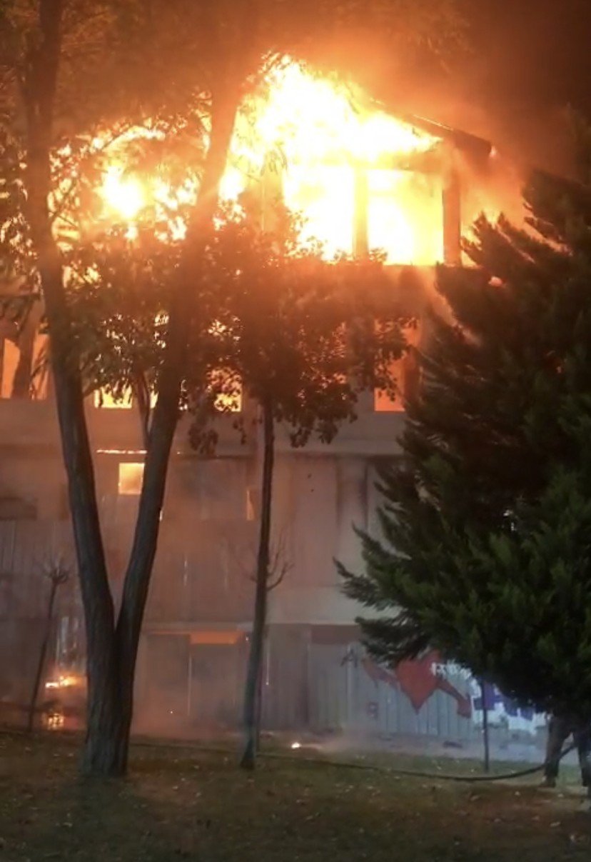 Fatih’te 3 katlı tarihi ahşap bina alev alev yandı