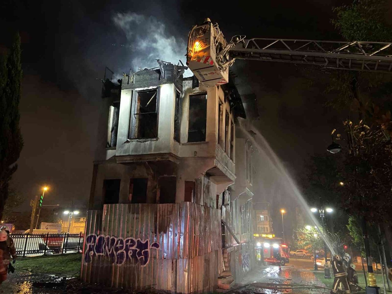 Fatih’te 3 katlı tarihi ahşap bina alev alev yandı