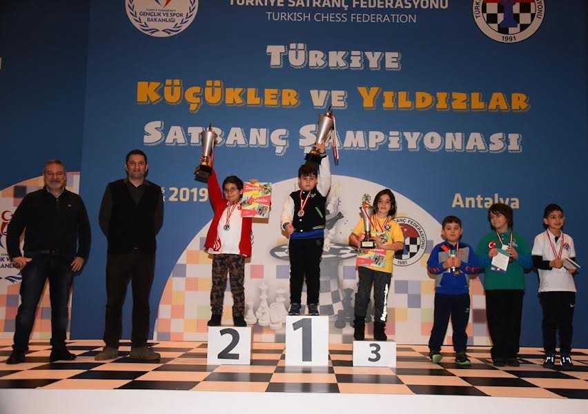 Kupa koleksiyoneri...Satrançta dünyanın şampiyonu oldu, teklif yağıyor