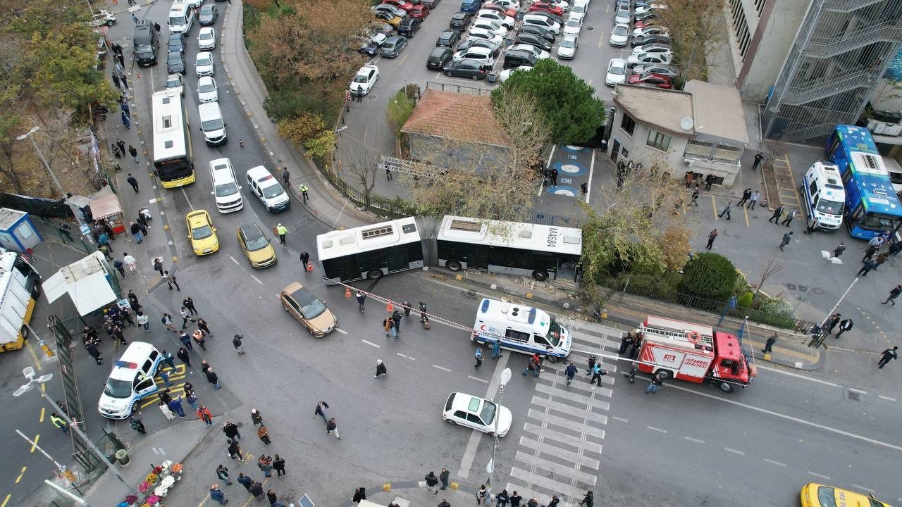 Kadıköy’de metrobüsün perondan çıkarak duvara çaptığı kaza alanı havadan görüntülendi
