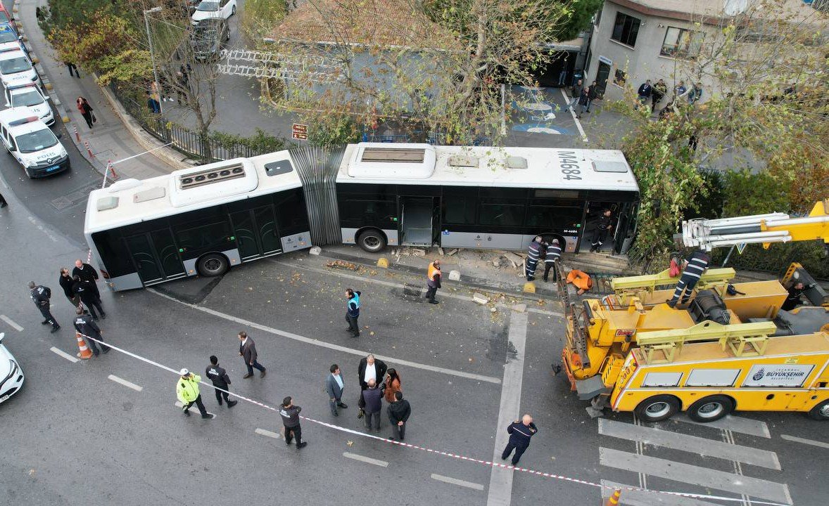 Kadıköy’de metrobüsün perondan çıkarak duvara çaptığı kaza alanı havadan görüntülendi