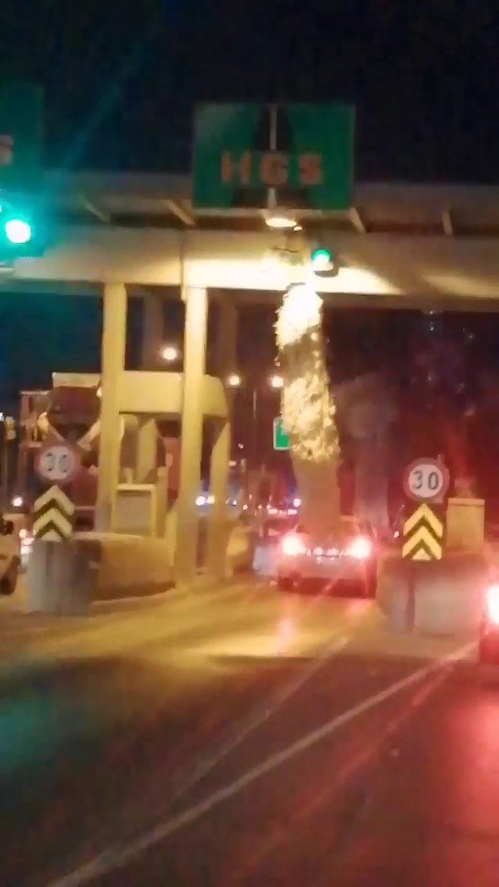 Kamyon sürücüsü yükseklik tabelasına aldırmadı, gişelerin tavanına çarptı