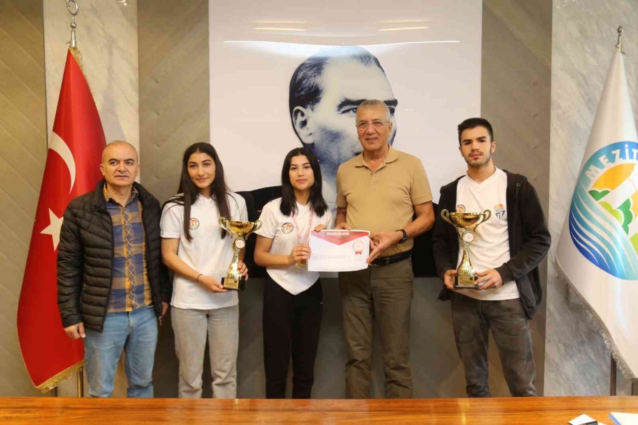 Mezitli’nin başarılı sporcuları, kupalarını Başkan Tarhan’a getirdi