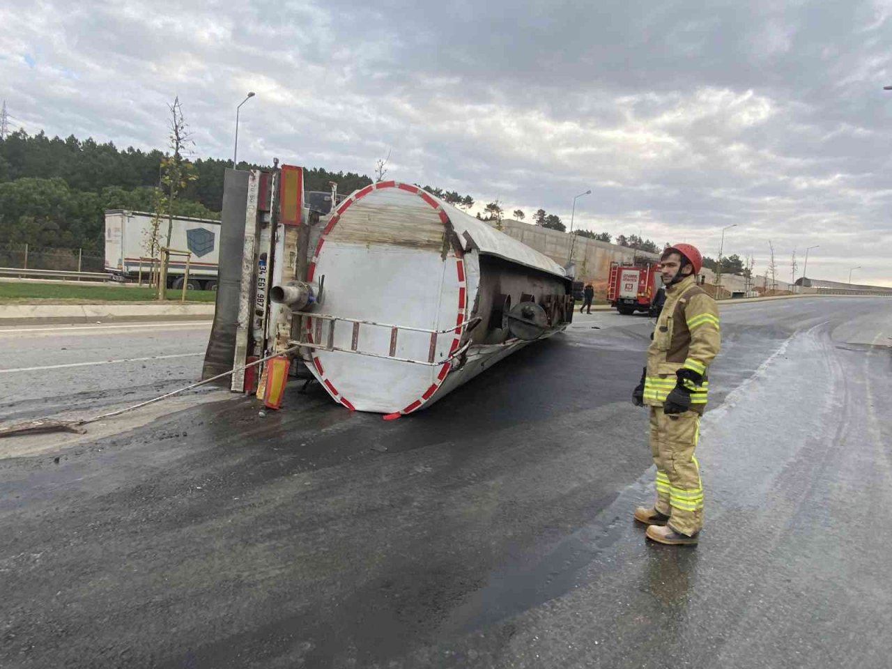 Tuzla’da atık su tankeri devrildi, yol trafiğe kapandı