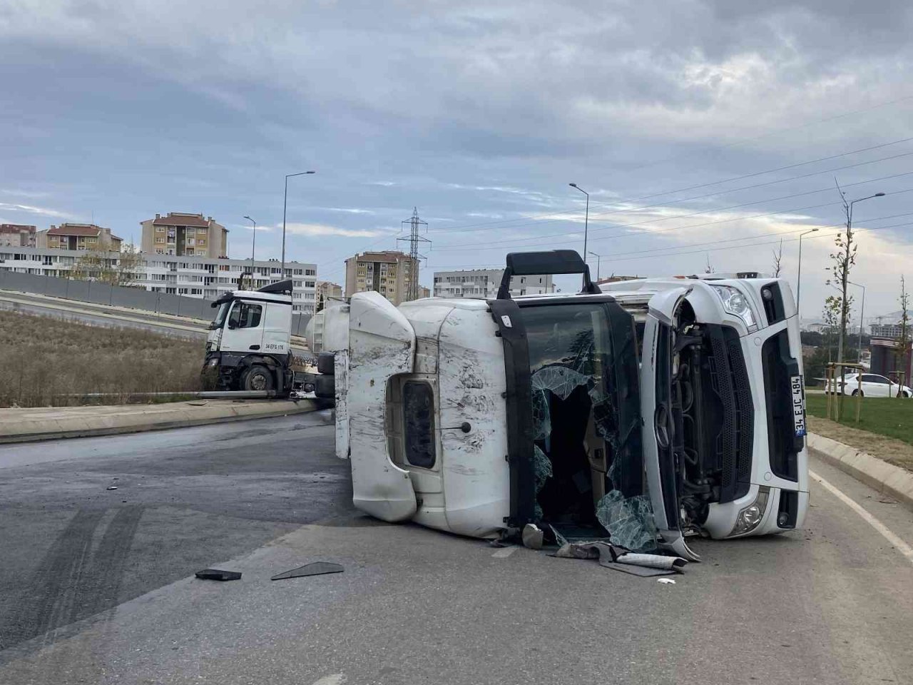 Tuzla’da atık su tankeri devrildi, yol trafiğe kapandı