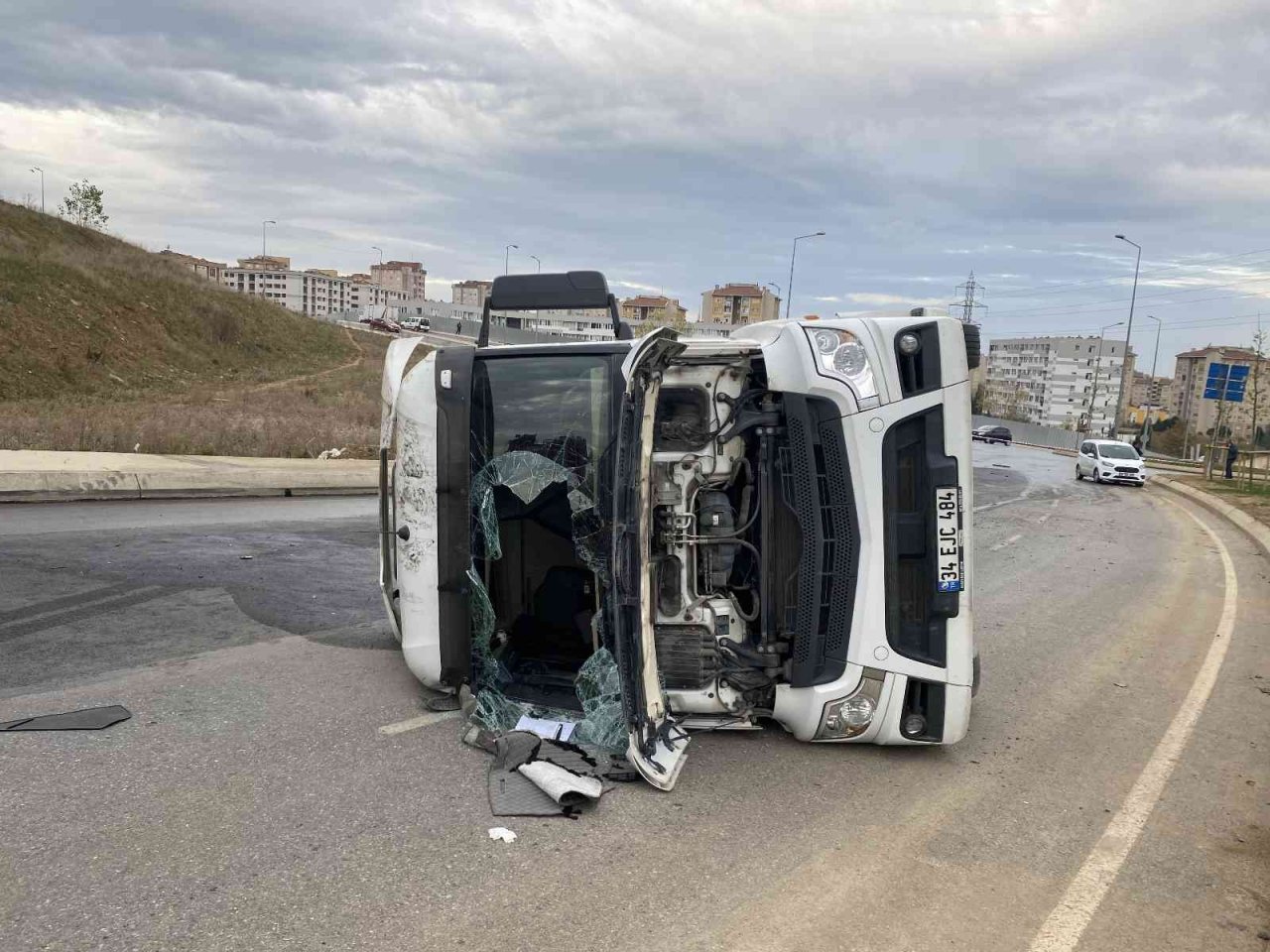 Tuzla’da atık su tankeri devrildi, yol trafiğe kapandı