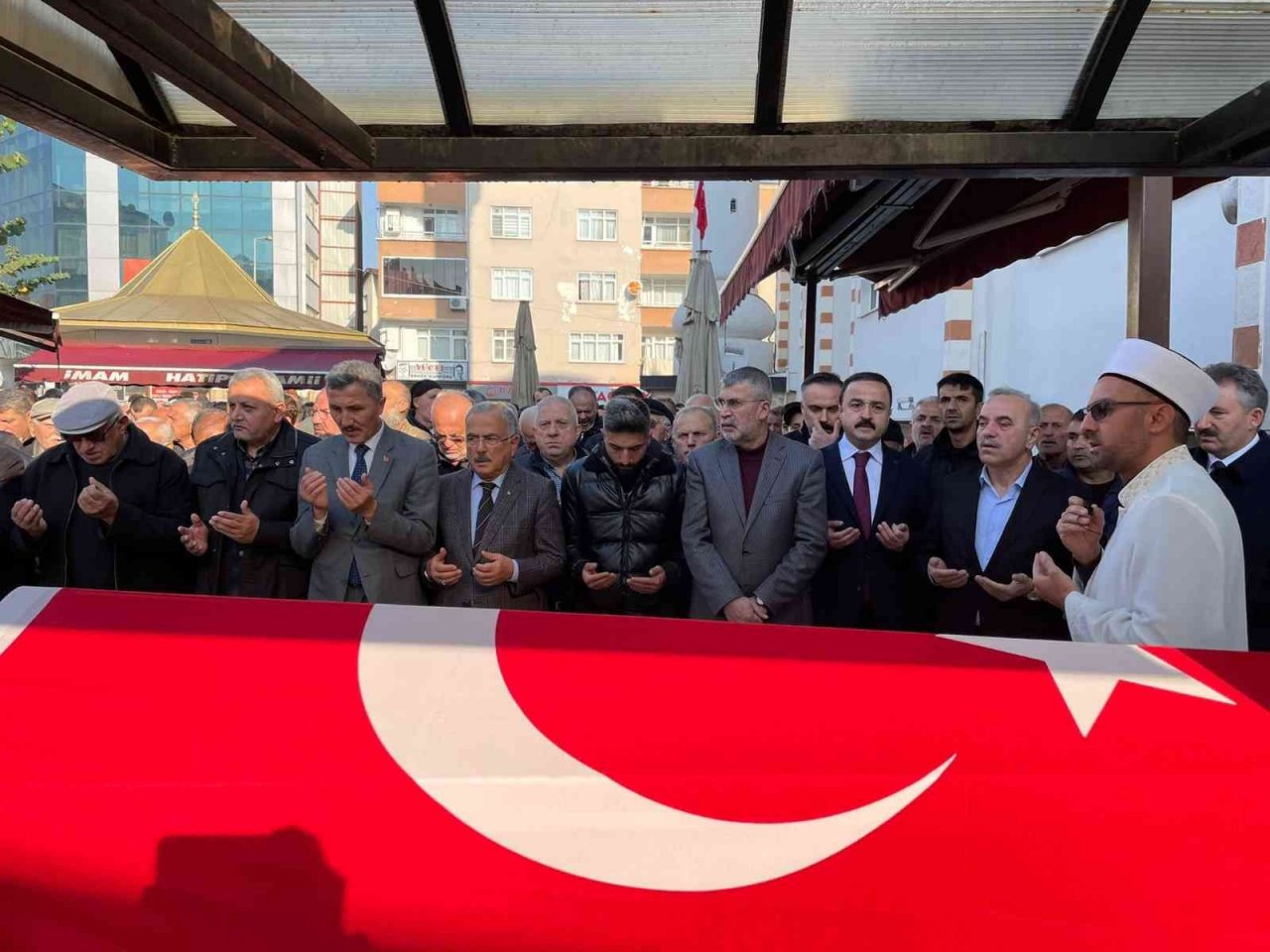 Köpek saldırısı sonucu hayatını kaybeden temizlik işçisi toprağa verildi