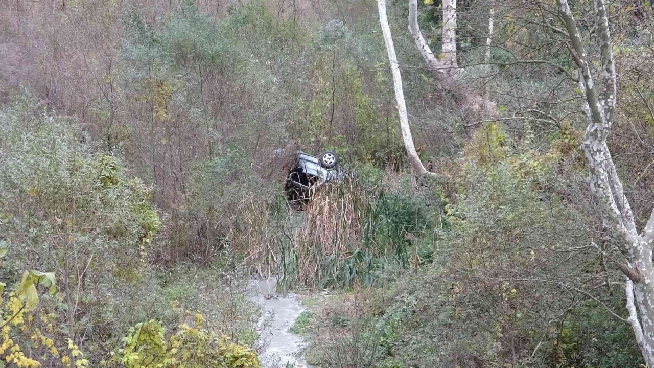 Bursa’da kontrolden çıkan otomobil 15 metre yükseklikten dereye uçtu : 1 ölü 1 yaralı