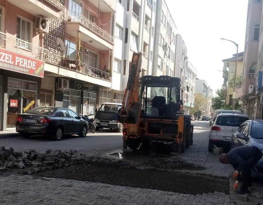 Ortaca Belediyesi yol yenileme çalışmalarını sürdürüyor