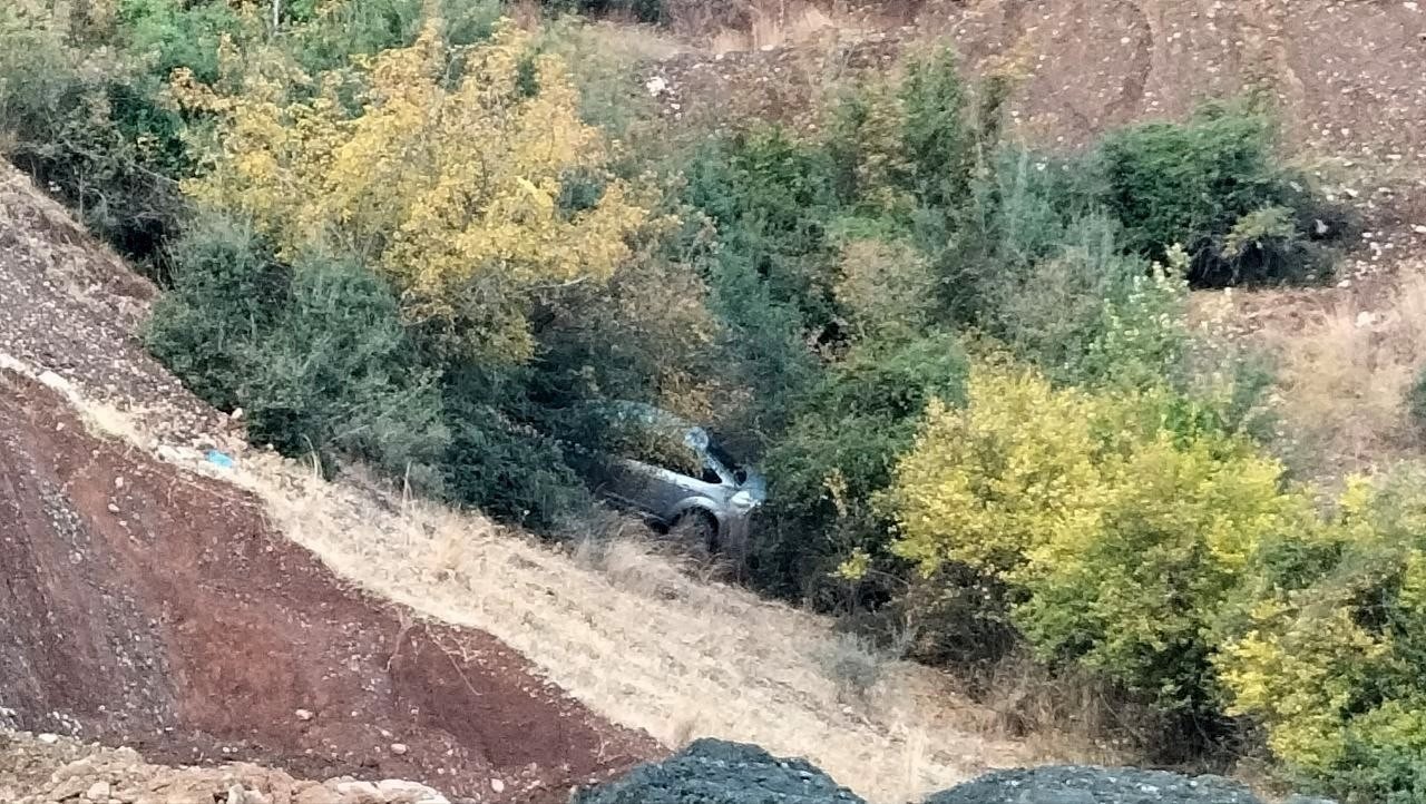 Şarampole yuvarlanan otomobildeki karı-koca yaralandı