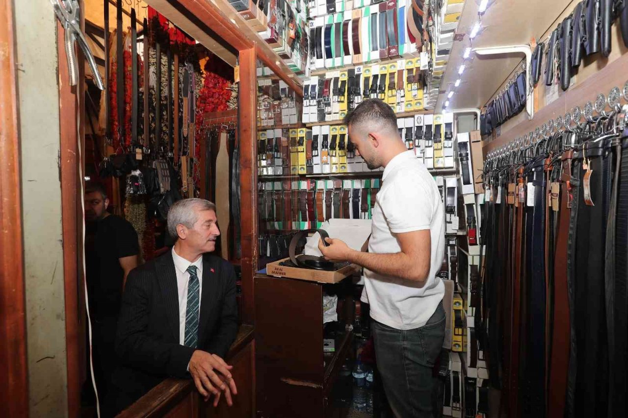Tahmazoğlu, esnafla bir arada