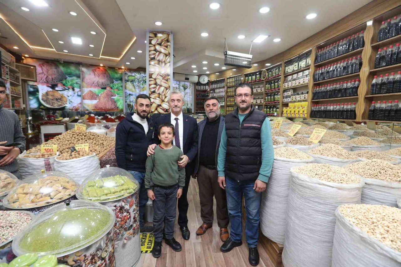 Tahmazoğlu, esnafla bir arada
